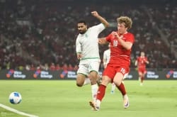 Ole Romeny berduel dengan poemain Oman (foto - Ady Sesotya)